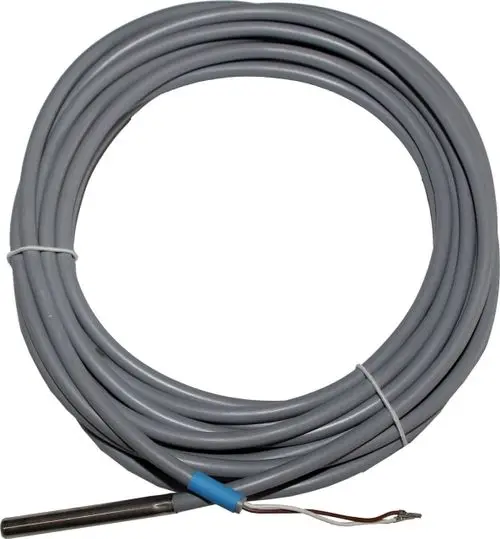 Graues Kabel mit Temperatursensor an einem Ende. Es handelt sich um ein Produkt von Wolf, das in Speicherladestationen eingesetzt wird.